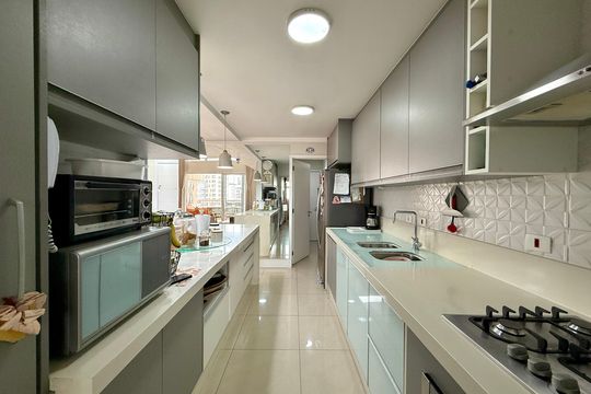 Apartamento com 3 quartos e varanda, ideal para compra. Prático e funcional para sua família. — Cozinha