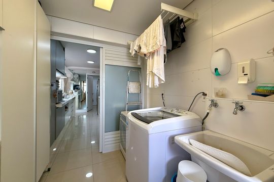 Apartamento com 3 quartos e varanda, ideal para compra. Prático e funcional para sua família. — Área de Serviço
