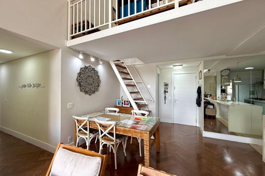 Apartamento com 3 quartos e varanda, ideal para compra. Prático e funcional para sua família. — Sala
