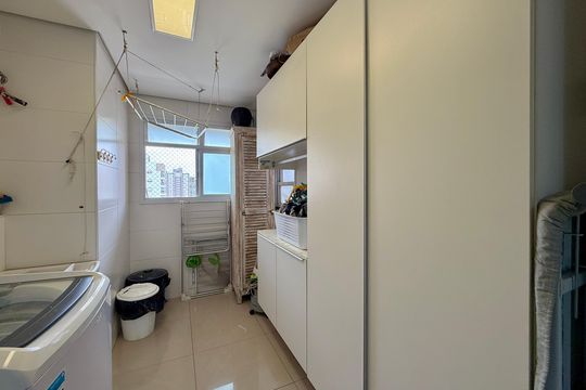 Apartamento com 3 quartos e varanda, ideal para compra. Prático e funcional para sua família. — Área de Serviço