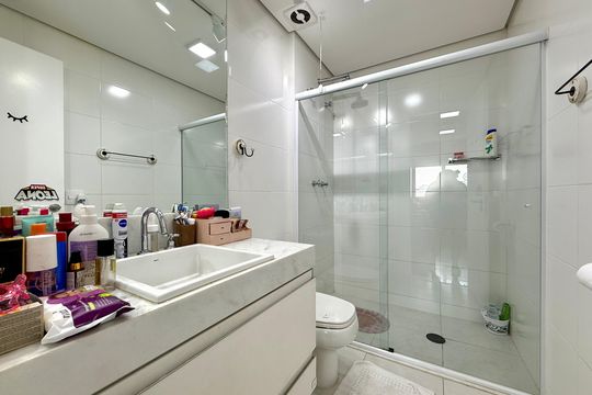 Apartamento com 3 quartos e varanda, ideal para compra. Prático e funcional para sua família. — Banheiro Suíte 1