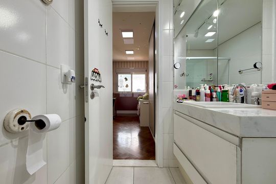 Apartamento com 3 quartos e varanda, ideal para compra. Prático e funcional para sua família. — Banheiro Suíte 1