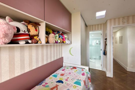 Apartamento com 3 quartos e varanda, ideal para compra. Prático e funcional para sua família. — Suíte 1