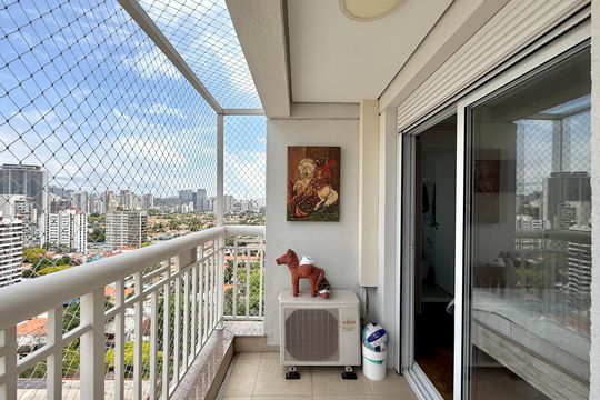 Apartamento com 3 quartos e varanda, ideal para compra. Prático e funcional para sua família. — Sacada Suíte 3