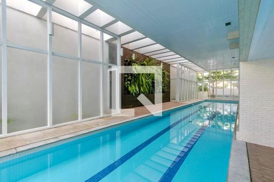 Apartamento com 3 quartos e varanda, ideal para compra. Prático e funcional para sua família. — Piscina Coberta