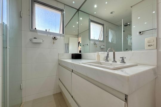 Apartamento com 3 quartos e varanda, ideal para compra. Prático e funcional para sua família. — Banheiro Suíte 3