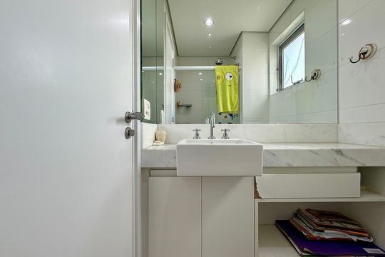 Apartamento com 3 quartos e varanda, ideal para compra. Prático e funcional para sua família. — Banheiro Suíte 2