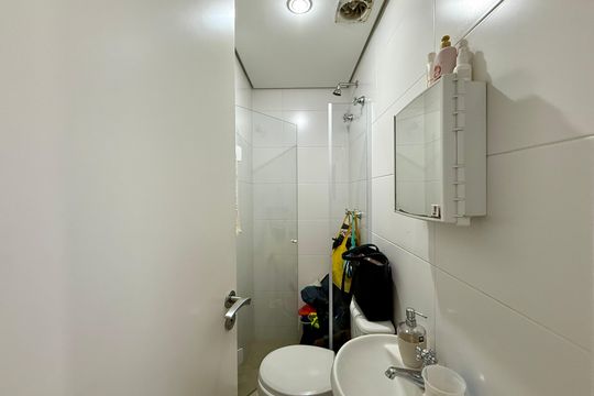 Apartamento com 3 quartos e varanda, ideal para compra. Prático e funcional para sua família. — Banheiro de Serviço