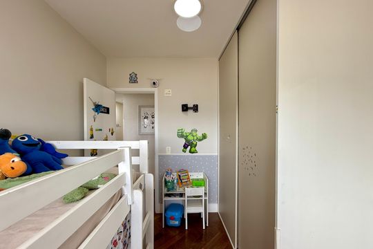 Apartamento com 3 quartos e varanda, ideal para compra. Prático e funcional para sua família. — Suíte 2