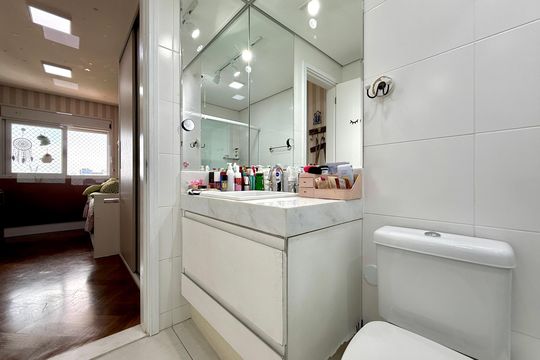 Apartamento com 3 quartos e varanda, ideal para compra. Prático e funcional para sua família. — Banheiro Suíte 1