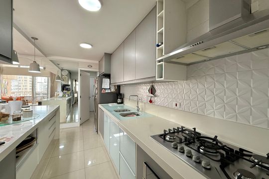 Apartamento com 3 quartos e varanda, ideal para compra. Prático e funcional para sua família. — Cozinha