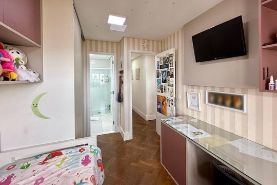 Apartamento com 3 quartos e varanda, ideal para compra. Prático e funcional para sua família. — Suíte 1