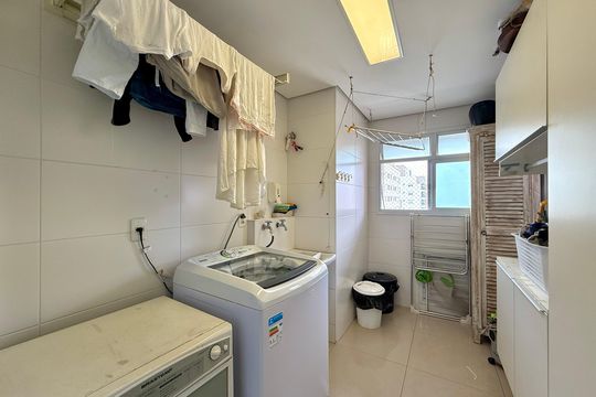 Apartamento com 3 quartos e varanda, ideal para compra. Prático e funcional para sua família. — Área de Serviço