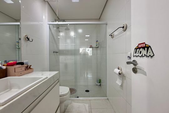 Apartamento com 3 quartos e varanda, ideal para compra. Prático e funcional para sua família. — Banheiro Suíte 1