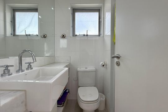 Apartamento com 3 quartos e varanda, ideal para compra. Prático e funcional para sua família. — Banheiro Suíte 2