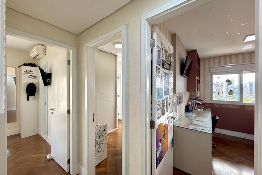 Apartamento com 3 quartos e varanda, ideal para compra. Prático e funcional para sua família. — Corredor Suítes
