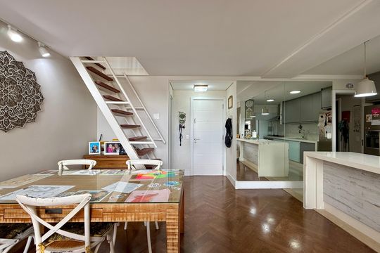 Apartamento com 3 quartos e varanda, ideal para compra. Prático e funcional para sua família. — Sala