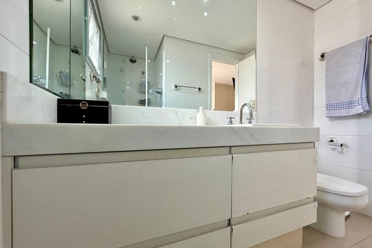 Apartamento com 3 quartos e varanda, ideal para compra. Prático e funcional para sua família. — Banheiro Suíte 3