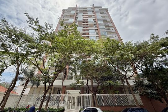 Apartamento com 3 quartos e varanda, ideal para compra. Prático e funcional para sua família. — Fachada
