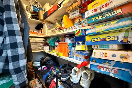 Apartamento com 3 quartos e varanda, ideal para compra. Prático e funcional para sua família. — Quarto de Serviço