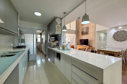 Apartamento com 3 quartos e varanda, ideal para compra. Prático e funcional para sua família. — Cozinha