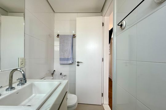 Apartamento com 3 quartos e varanda, ideal para compra. Prático e funcional para sua família. — Banheiro Suíte 3