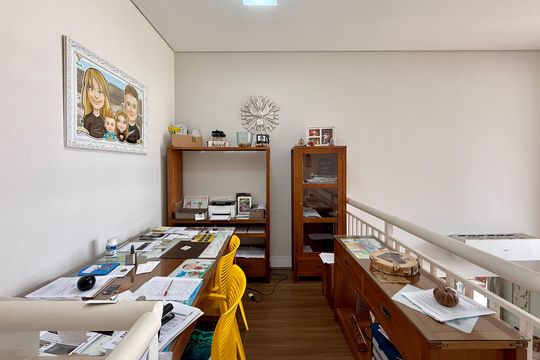 Apartamento com 3 quartos e varanda, ideal para compra. Prático e funcional para sua família. — Escritório