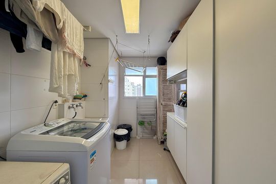 Apartamento com 3 quartos e varanda, ideal para compra. Prático e funcional para sua família. — Área de Serviço
