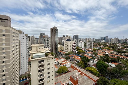 Apartamento com 3 quartos e varanda, ideal para compra. Prático e funcional para sua família. — Vista