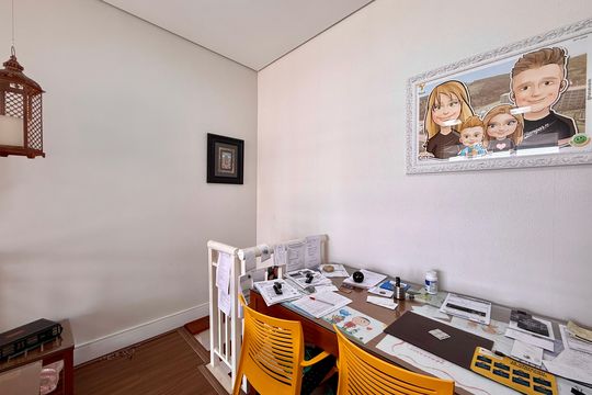 Apartamento com 3 quartos e varanda, ideal para compra. Prático e funcional para sua família. — Escritório