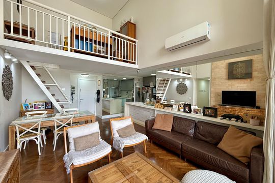 Apartamento com 3 quartos e varanda, ideal para compra. Prático e funcional para sua família. — Sala