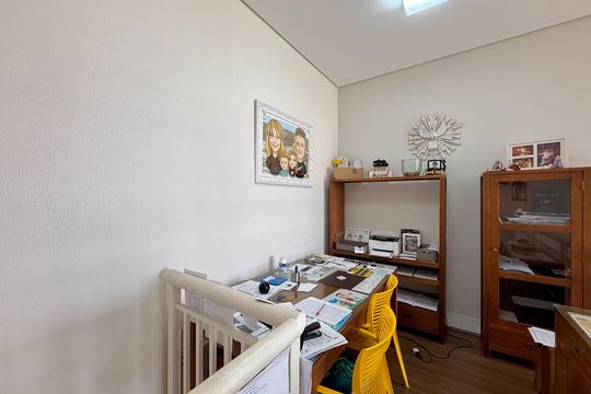 Apartamento com 3 quartos e varanda, ideal para compra. Prático e funcional para sua família. — Escritório