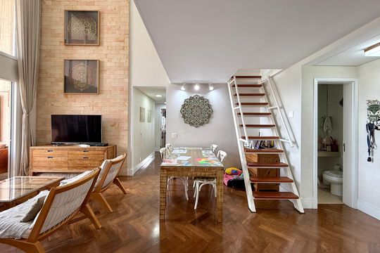 Apartamento com 3 quartos e varanda, ideal para compra. Prático e funcional para sua família. — Sala