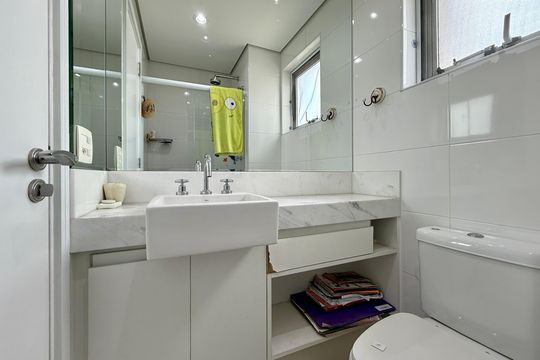 Apartamento com 3 quartos e varanda, ideal para compra. Prático e funcional para sua família. — Banheiro Suíte 2