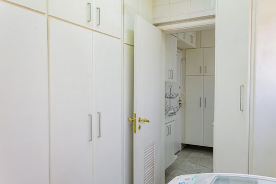 Apartamento em Perdizes, 4 quartos, 1 suíte, mobiliado, academia, churrasqueira, piscina. Perfeitopara comprar. — Área de Serviço