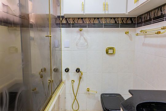 Apartamento em Perdizes, 4 quartos, 1 suíte, mobiliado, academia, churrasqueira, piscina. Perfeitopara comprar. — Banheiro da Suíte
