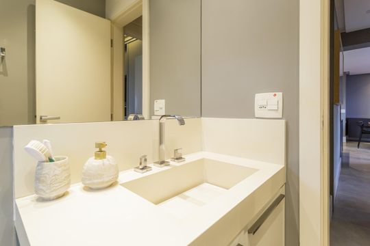 Comprar apartamento no Planalto Paulista: 2 quartos, 1 suíte, varanda e academia no condomínio. — Banheiro Social