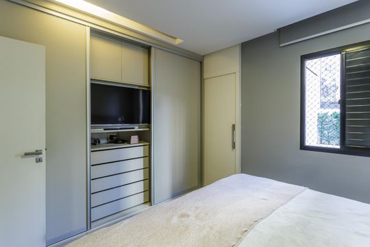 Comprar apartamento no Planalto Paulista: 2 quartos, 1 suíte, varanda e academia no condomínio. — Quarto Suíte