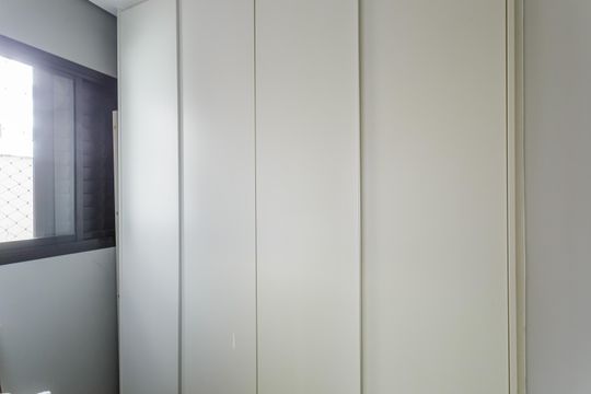 Comprar apartamento no Planalto Paulista: 2 quartos, 1 suíte, varanda e academia no condomínio. — Quarto de Serviço