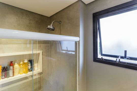 Comprar apartamento no Planalto Paulista: 2 quartos, 1 suíte, varanda e academia no condomínio. — Banheiro da Suíte