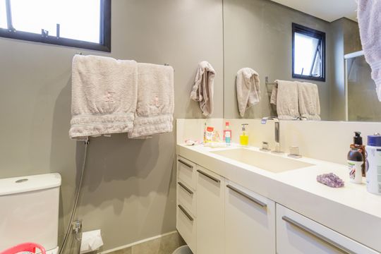 Comprar apartamento no Planalto Paulista: 2 quartos, 1 suíte, varanda e academia no condomínio. — Banheiro da Suíte