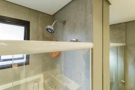 Comprar apartamento no Planalto Paulista: 2 quartos, 1 suíte, varanda e academia no condomínio. — Banheiro Social