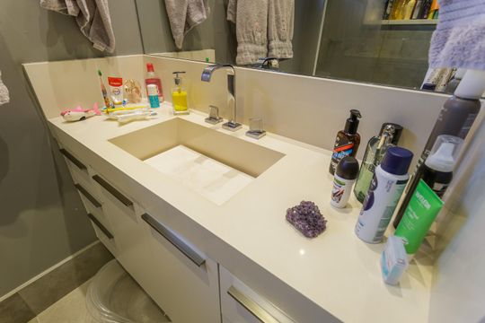 Comprar apartamento no Planalto Paulista: 2 quartos, 1 suíte, varanda e academia no condomínio. — Banheiro da Suíte