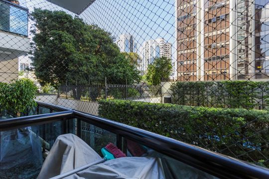 Comprar apartamento no Planalto Paulista: 2 quartos, 1 suíte, varanda e academia no condomínio. — Varanda