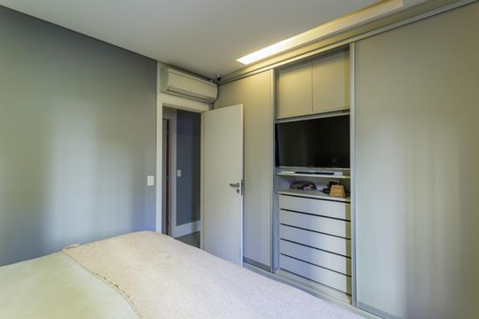 Comprar apartamento no Planalto Paulista: 2 quartos, 1 suíte, varanda e academia no condomínio. — Quarto Suíte
