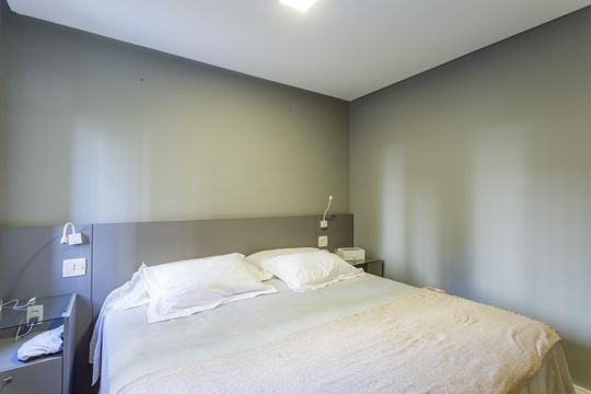 Comprar apartamento no Planalto Paulista: 2 quartos, 1 suíte, varanda e academia no condomínio. — Quarto Suíte