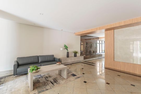 Comprar apartamento no Planalto Paulista: 2 quartos, 1 suíte, varanda e academia no condomínio. — Hall social