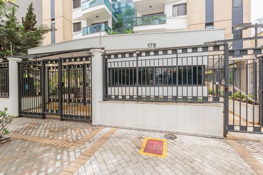 Comprar apartamento no Planalto Paulista: 2 quartos, 1 suíte, varanda e academia no condomínio. — Fachada