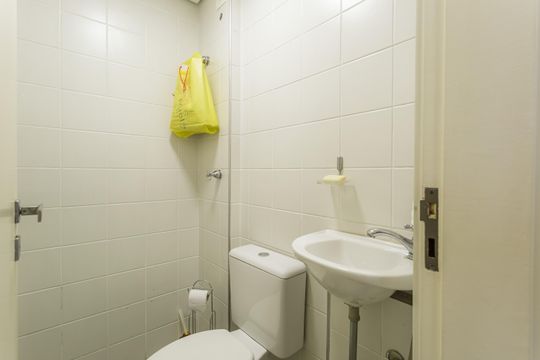 Comprar apartamento no Planalto Paulista: 2 quartos, 1 suíte, varanda e academia no condomínio. — Banheiro de serviço