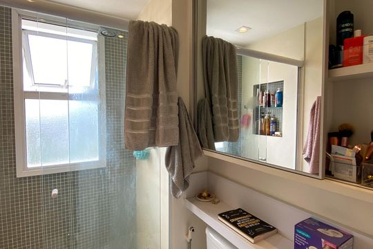 Venda de apartamento mobiliado no Brooklin, com 2 quartos e varanda. — Banheiro da Suíte